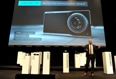 全球最薄*通訊相機LUMIX DMC-CM1，配備1英寸高靈敏度MOS感測器和徠卡(LEICA)數位相機鏡頭，相容Android(TM) v4.4和高速LTE（*就配備1英寸感測器的數位相機而言，截至2014年9月15日）（照片：美國商業資訊）