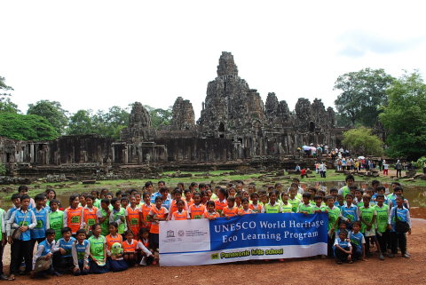 柬埔寨吴哥世界遗产环境教育项目学员集体照，2013年6月17日（照片：美国商业资讯）