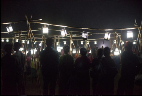 村民們在捐贈儀式上觀賞110盞太陽能燈同時點亮的情景。（照片：美國商業資訊） 