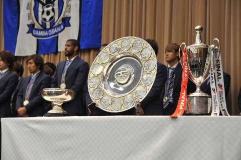 三冠王奖杯（从左到右）：天皇杯、J联赛、联赛杯（照片：美国商业资讯） 