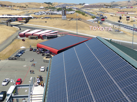由松下安裝的太陽能發電系統，已幫助蘇諾瑪賽車場減少對環境的影響，該系統可供應大約40%的賽道電力需求。（照片：美國商業資訊） 