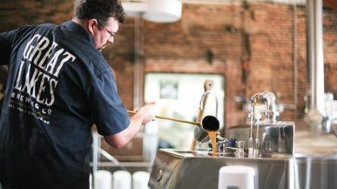 微软技术和罗克韦尔自动化的制造分析解决方案助力Great Lakes Brewing员工实时识别并应对设备挑战。（照片：美国商业资讯）