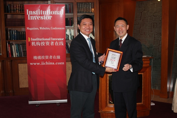 机构投资者在线亚洲总监郑天任先生（右）为获得“2013年度最佳金融领导钻石奖”的中信证券副董事长殷可先生颁奖