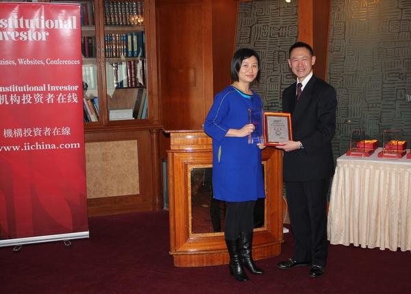 机构投资者在线亚洲总监郑天任先生（右）为获得“2013年大中华最佳经济分析师”的海通国际胡一帆博士颁奖