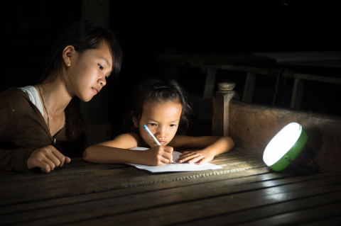 松下太陽能燈用於柬埔寨無電力村莊的夜間課堂（照片：松下公司）