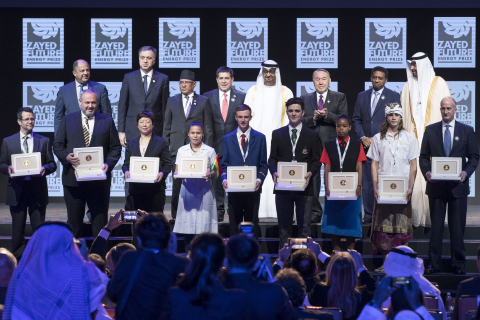 阿布達比皇儲Sheikh Mohammed bin Zayed Al Nahyan殿下、各國領袖與2017年紮耶德未來能源獎獲獎者代表，在阿聯阿布達比舉行的頒獎典禮上合影（照片：ME NewsWire）
