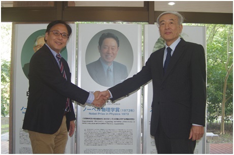 我公司代表伊藤（左）和筑波大学大岛名誉教授（右）（我公司董事）在筑波大学拍摄 (照片：美国商业资讯) 