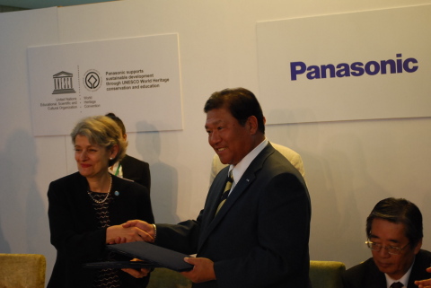 聯合國教科文組織總幹事Irina Bokova與松下常務總監鍛治舍巧在2013年6月18日簽約儀式上的合影（照片：美國商業資訊）