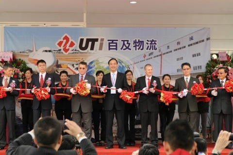 UTi Worldwide台湾物流中心剪彩。从左到右依次为：杜邦台湾副总裁Vince Lin先生；大润发供应链总监Chong Hwang先生；UTi北亚合同物流区域总监Jess Goldberg先生；新北市政府市长朱立伦先生；UTi亚太区总裁Brian Dangerfield先生；新北市政府经发局局长叶惠青先生；UTi台湾物流董事总经理林章清先生。（照片：美国商业资讯）