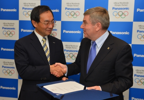 松下公司总裁津贺一宏和国际奥委会主席托马斯•巴赫在签约仪式上的合影（照片：美国商业资讯）