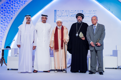 從左到右：寬容部部長Sheikh Nahyan bin Mubarak Al Nahyan殿下、外交與國際合作部部長Sheikh Abdullah bin Zayed Al Nahyan殿下、促進穆斯林社會和平論壇主席Shaykh Abdallah Bin Bayyah閣下、副秘書長Anba Ermia閣下、秘書長Mahmoud Hamdi Zaqzouq博士（照片：AETOSWire） 