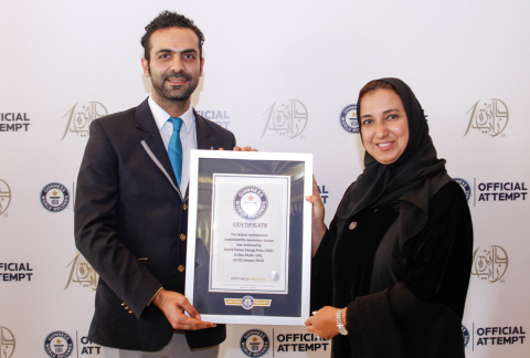 Zayed Future Energy Prize主任Nawal Al-Hosany博士接受金氏世界紀錄認證：「最大規模的環保永續發展課程」。（照片：AETOSWire）