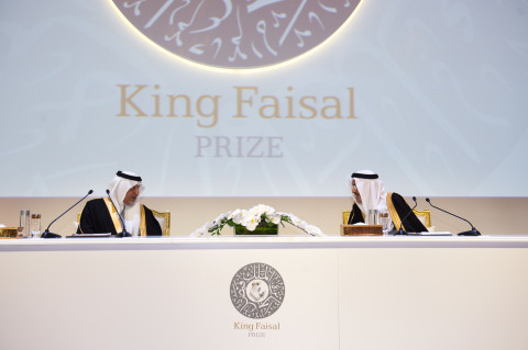 费萨尔国王奖委员会主席Khalid Al-Faisal亲王殿下、费萨尔国王奖秘书长Abdulaziz Alsebail（照片：AETOSWire）