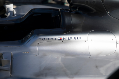 TOMMY HILFIGER标识出现在梅赛德斯AMG马石油车队赛车车身上。照片：Mikael Jansson。