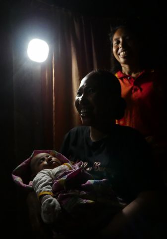向印尼助产士协会捐赠的太阳能灯，让婴儿在夜间光线充足而不是像以前那样漆黑的房间里安全出生。（照片：美国商业资讯）