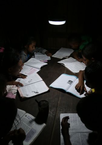太陽能燈還用於輔助學齡兒童夜間讀書。（照片：美國商業資訊）