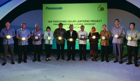 项目闭幕式在该公司的最后一个受益国印尼举行（左起第四位为Rika Fukuda女士）。（照片：美国商业资讯）