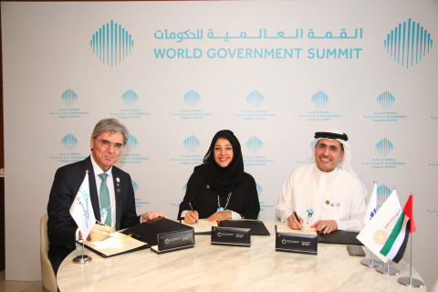 迪拜水电部与Expo 2020 Dubai和西门子在备忘录签署期间的合影，该备忘录将启动该地区首个太阳能电解制氢设施。（照片：AETOSWire） 