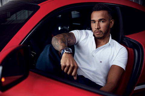 Lewis Hamilton参演TOMMY HILFIGER 2018春季广告宣传大片，担任该品牌男装新全球品牌形象大使。照片：Mikael Jansson. 