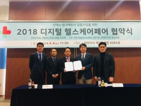KINTEX Executive Vice President Yoon Hyo Choon (3rd from left) and LYNC Factory CEO Lee Young Jin are taking a commemorative photo after signing a business agreement to hold the 