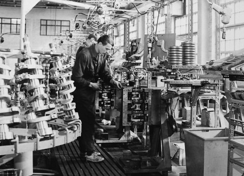 20世紀60年代的引擎組裝線（照片：美國商業資訊） 