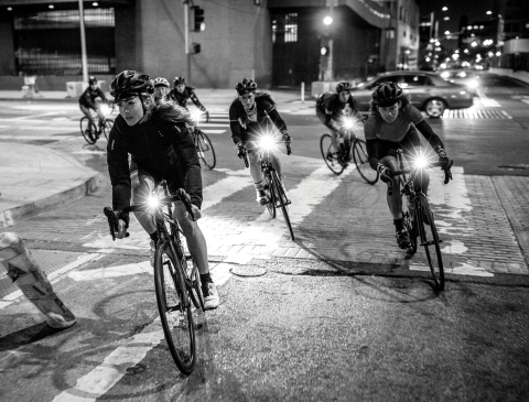 Liv自行车手和车友夜间在城市骑行——今日发布的照片是How We Liv全球品牌活动的一部分。照片由Liv提供。