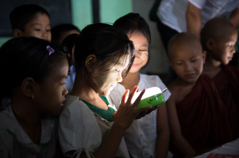 缅甸的小学生们对松下太阳能灯发出的亮光感到兴奋（照片：美国商业资讯）