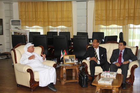 AURAK校长Hassan Hamdan Al Alkim教授与AAAS特别顾问Albert B. Jones探讨AURAK的未来蓝图。（照片：AETOSWire） 