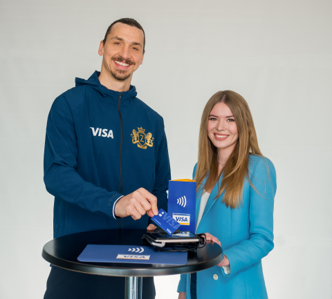 足球偶像Zlatan Ibrahimović和社交媒体名人Tatiana Vasilieva展示Visa非接触式支付技术的快捷和便利，该技术将在2018年俄罗斯世界杯赛上亮相（照片：美国商业资讯） 