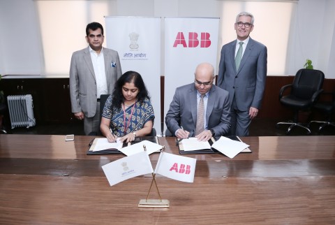 Anna Roy of NITI Aayog and Sanjeev Sharma, managing director of ABB India, sign a statement of partnership in advanced manufacturing technologies, including digital and AI, in New Delhi today. Looking on are Amitabh Kant, CEO of Niti Aayog, and Ulrich Spiesshofer, CEO of ABB (Photo: Business Wire)