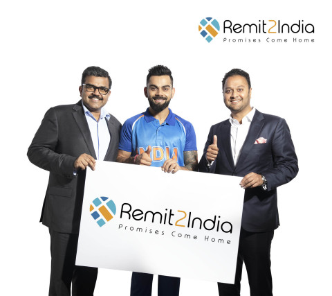 印度板球队队长Virat Kohli与Finablr执行董事Binay Shetty（右）和Finablr执行董事Promoth Manghat（左）合影。（照片：AETOSWire） 