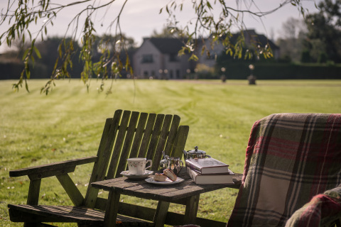 在英格蘭百萬富翁莊園的草坪上享受下午茶。（照片：美國商業資訊）