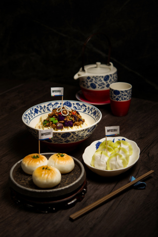 The Noodle Kitchen用創新方式以Impossible植物性素肉製作三道中式傳統美食：煎包(Seared Buns)、韭菜餃子(Chive Dumplings)和麻辣茄子拌麵(Tossed Noodles with Spiced Eggplants)。（照片：美國商業資訊）