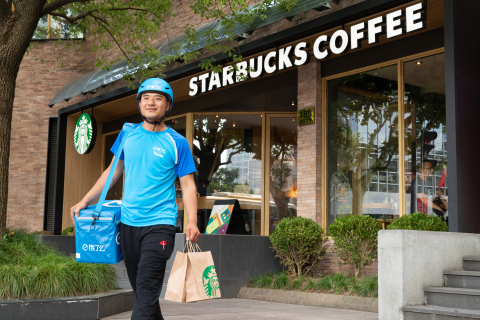 星巴克与阿里巴巴集团今天公布了双方之间的战略合作伙伴关系，以变革中国咖啡行业的客户体验。星巴克将与阿里巴巴旗下的主要业务部门进行合作，包括饿了么、盒马鲜生、天猫、淘宝和支付宝，自2018年9月开始试点外送服务，在盒马超市内建立“星巴克外送星厨”，并整合多个平台共同创建一个前所未有的星巴克虚拟门店。（照片：美国商业资讯） 