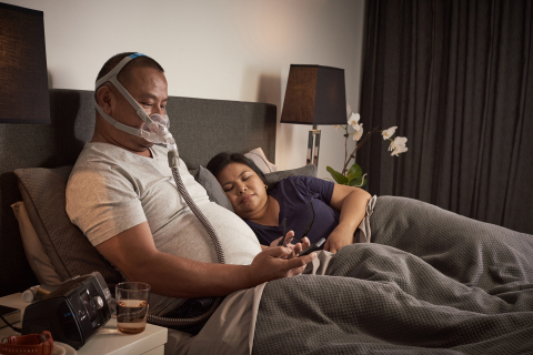 AirFit F30全脸CPAP面罩：男性佩戴者在床上（照片：美国商业资讯）