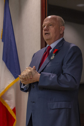 最近在美國喬治亞州德盧斯舉行的典禮上，愛科集團董事長、總裁兼執行長Martin Richenhagen榮獲法國政府授予的榮譽軍團騎士勳章。（照片：美國商業資訊） 