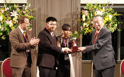 江户川病院董事长Masahiro Katoh博士向来自印尼万隆科技大学的Tommy先生和Grace女士颁发Fujio奖杯，来自美国乔治敦大学的Ian Gallicano博士在场观礼。（照片：美国商业资讯）