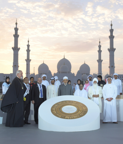 Saif bin Zayed、Khalifa bin Tahnoun及眾多宗教和精神領袖在紀念碑前表達對兒童保護的承諾（照片：AETOSWire）