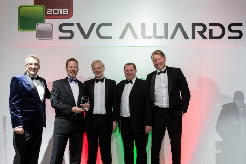 Andy Walsky和Graham Woods (ExaGrid)接受Richard Merrin (Spreckley)頒發的SVC大獎（照片：美國商業資訊）。