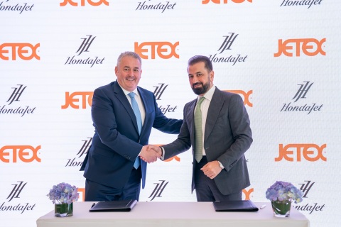 Jetex的Adel Mardini與本田飛機公司的Simon Roads簽約（照片：AETOSWire） 