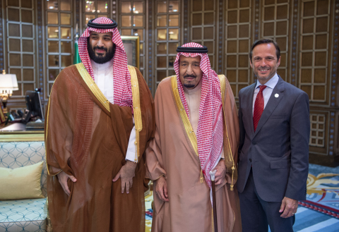 沙烏地阿拉伯國王Salman bin Abdulaziz（中）和王儲Mohammed bin Salman，以及Red Sea Development Company執行長John Pagano[照片由Saudi Press Agency (SPA)提供]