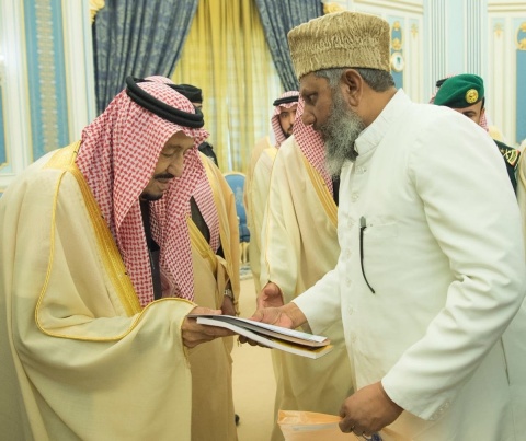 The Custodian of the Two Holy Mosques King Salman bin Abdulaziz Al Saud with one of the guests of the National Festival of Heritage and Culture at Al Yamamah Palace in Riyadh (Photo: AETOSWire)