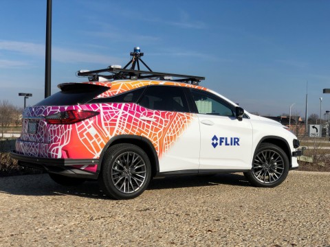 FLIR配備熱像儀的商用測試車搭載多個FLIR ADK相機，提供街景全景視圖。該車將展示ADK與當下自動駕駛測試車輛上的雷達、雷射雷達和可見光相機的整合功能。（照片：美國商業資訊）