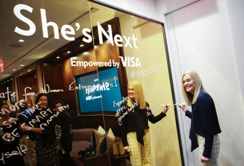 Visa高階主管Mary Ann Reilly在紐約市Hudson Yards舉行的活動中推出She’s Next, Empowered by Visa，展現Visa對女性小型企業主的承諾。（照片：美國商業資訊）