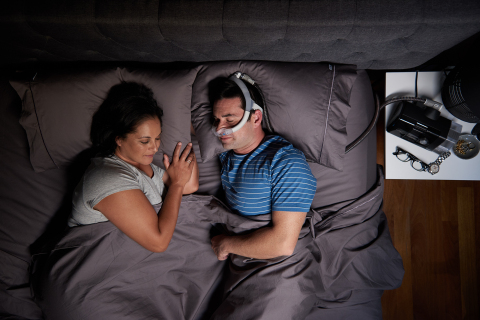 侧卧的男士佩戴AirFit N30i CPAP鼻罩（照片：美国商业资讯） 