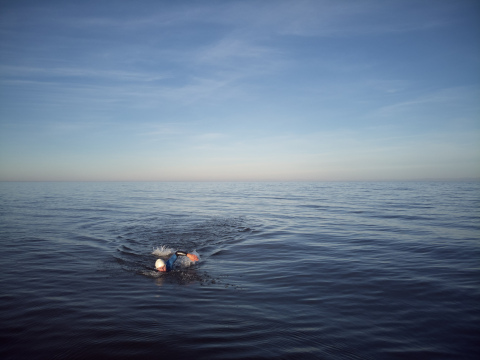 800公里！獨自穿越世界最大淡水湖：BWT將支持極限運動員Ernst Bromeis完成游泳探險壯舉，宣導環保。（照片：BWT / Maurice Haas）