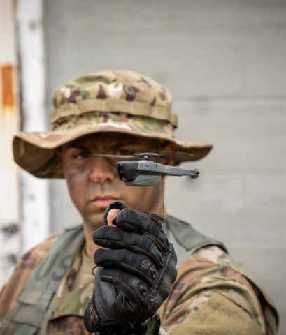 FLIR Systems已获得一份合同，将为美国陆军士兵随身传感器项目提供黑黄蜂个人侦察系统。纳米无人机系统将提升排和小型单位级别的监视和侦察能力。（照片：美国商业资讯）