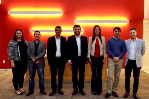 合照（從右至左）：Edivandro Conforto、Sérgio Lazzarini、Carolina da Costa、Ricardo Vargas、Marcelo Orticelli、David Kallás和Fabiana Bortoleto在2018年11月的啟動儀式上。（照片：美國商業資訊）