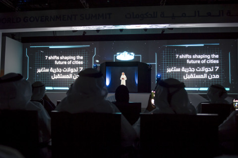 未来之憧憬。迪拜王储Sheikh Hamdan bin Mohammed Al Maktoum以全息形式亮相，向世界展示未来城市的模样。（照片：AETOSWire）