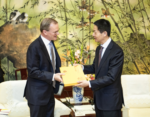 Wu Qing, vice mayor of the Shanghai Municipal Government & Jeff Gentry, chairman and CEO for INVISTA (Photo: Business Wire)